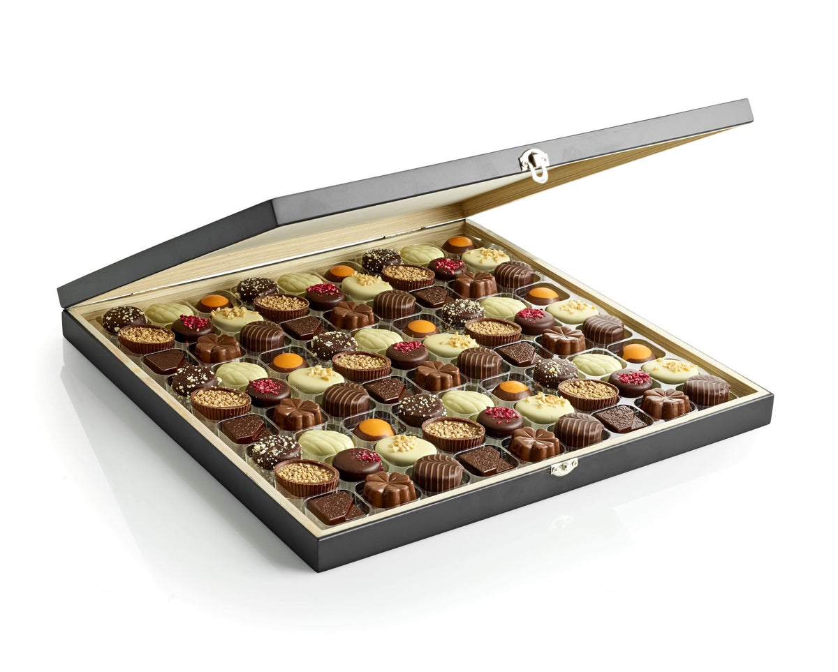 Sort flade Trææske, 81 stk. Luksus chokolade, 900 g.