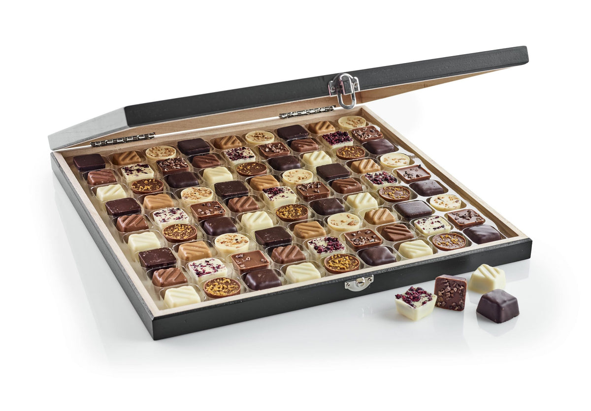 Sort flade Trææske, 81 stk. Dansk luksus chokolade, 810 g.
