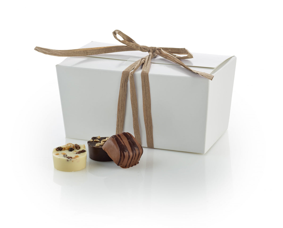 Hvid Ballotin, Brun bast bånd, Luksus chokolade, 500 g.