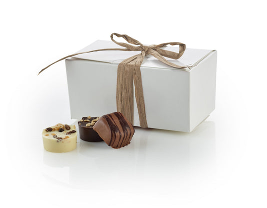 Hvid Ballotin, Brun bast bånd, Luksus chokolade, 250 g.