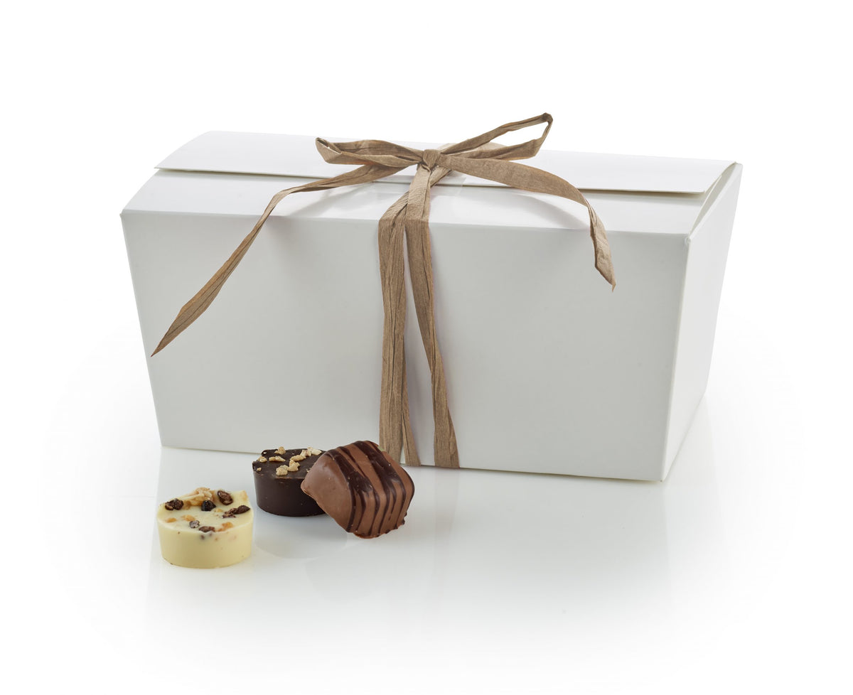 Hvid Ballotin, Brun bast bånd, Luksus chokolade, 1000 g.