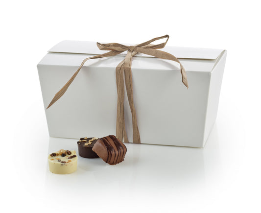 Hvid Ballotin, Brun bast bånd, Luksus chokolade, 1000 g.