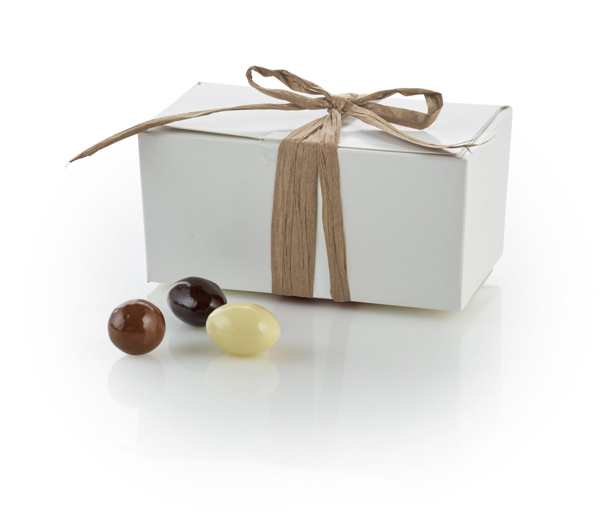 Hvid Ballotin, Brun bast bånd, Bl. nødder & mandler, 250 g.