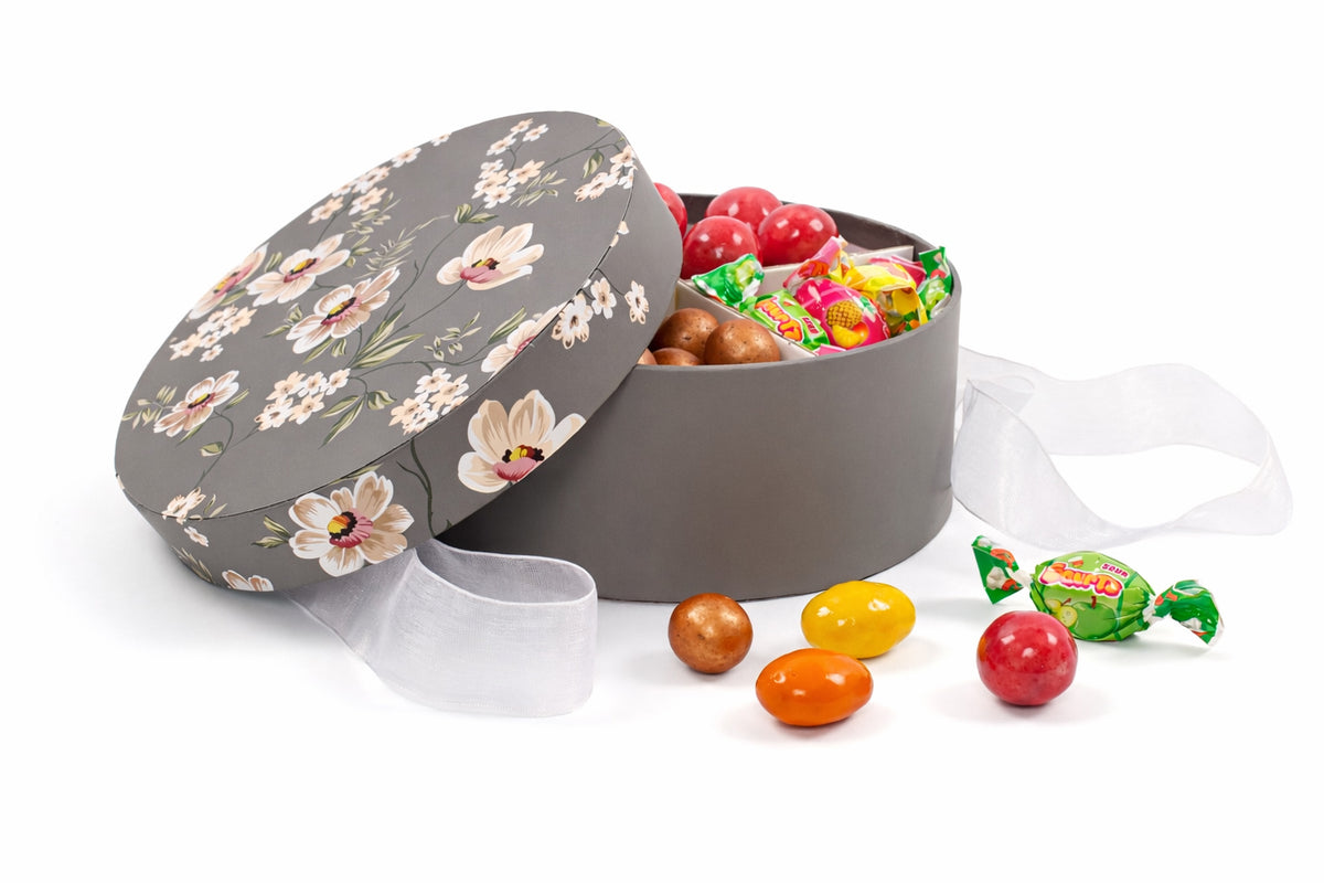 Rund Hatteæske Brun/Hvid Blomster, Familieæske, 400 g.